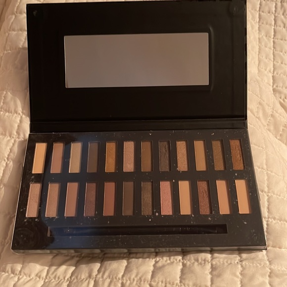 Never used- NEW “TAHARI BEAUTY” Au Naturale eyeshadow collection. - Picture 6 of 8